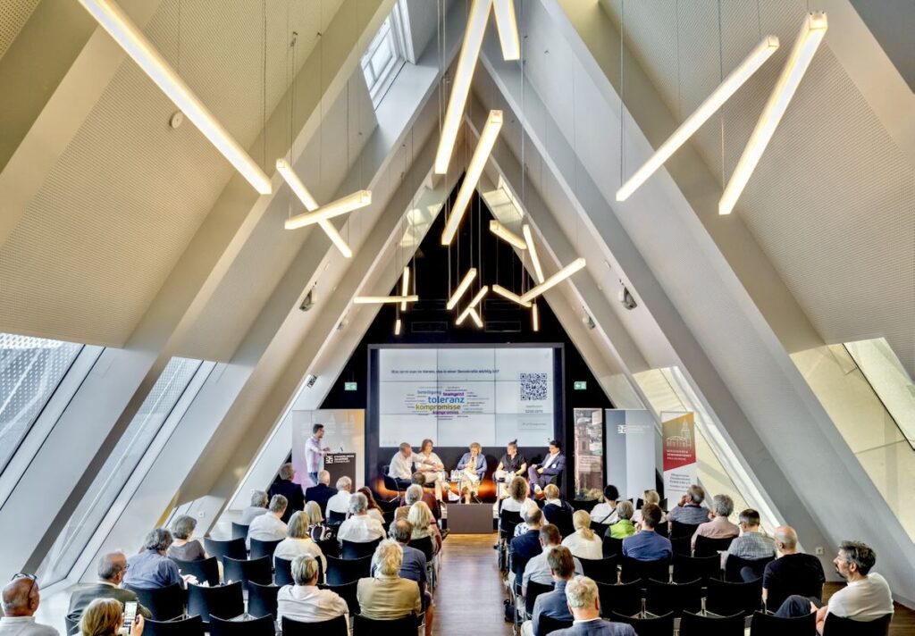 Podium und Publikum unter dem Dach der Evangelischen Akademie Frankfurt