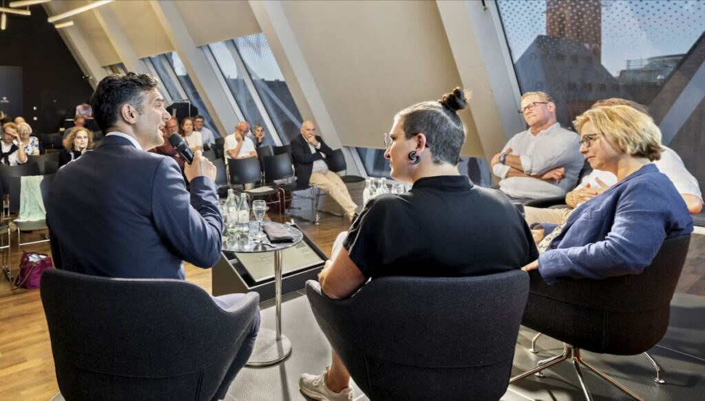 Blick vom Podium auf Diskussionsteilnehmer und Publikum in der Evangelischen Akademie Frankfurt