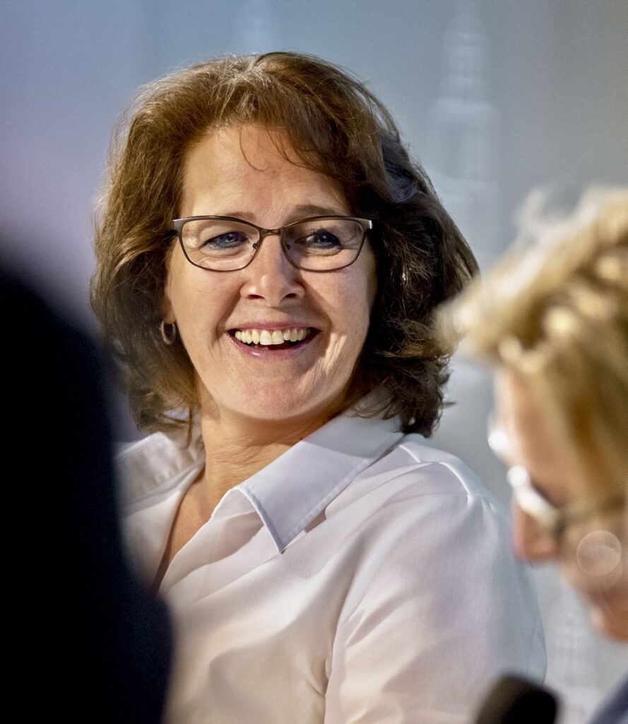 Lächelnde Teilnehmerin im Gespräch bei einer Podiumsdiskussion in der Evangelischen Akademie Frankfurt