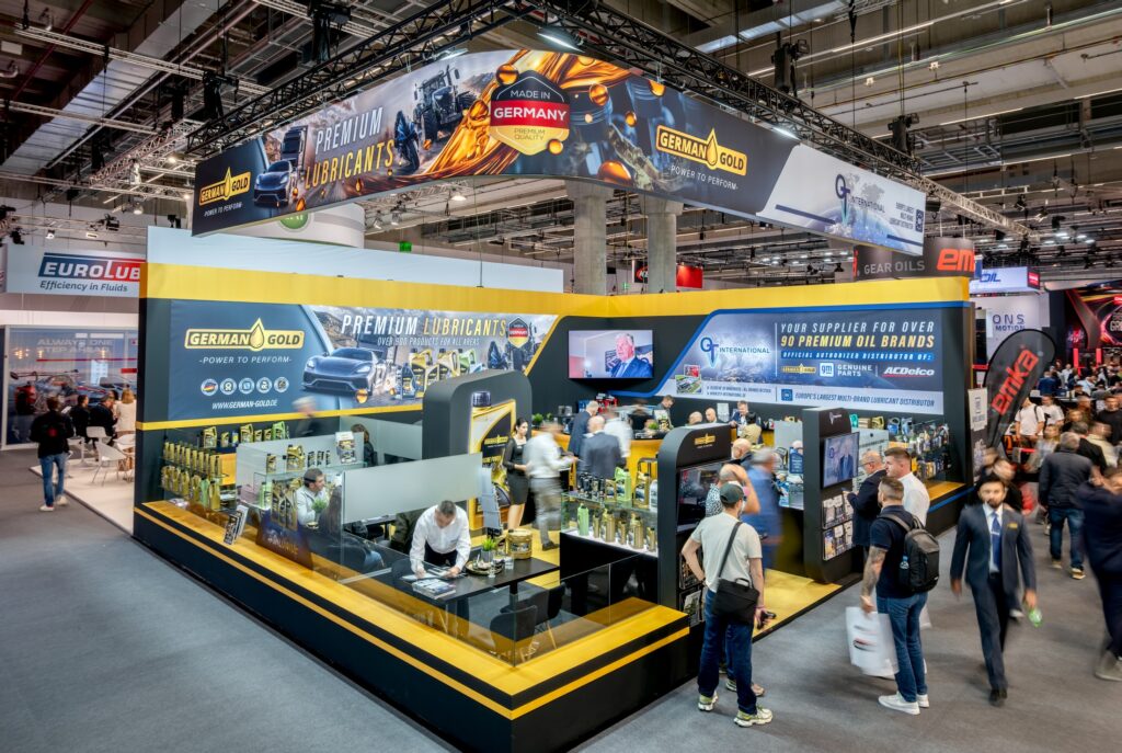 Belebter Messestand mit Besuchern und Produktpräsentationen