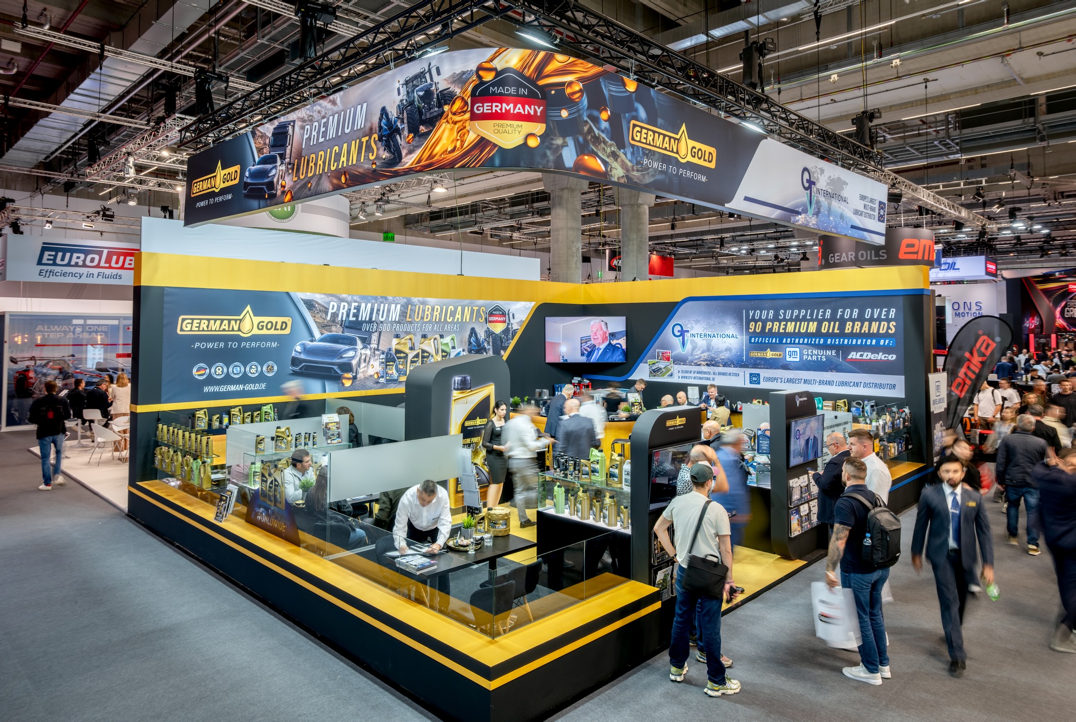 Belebter Messestand mit Besuchern und Produktpräsentationen